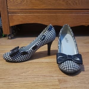 Black and white patterned bow heels